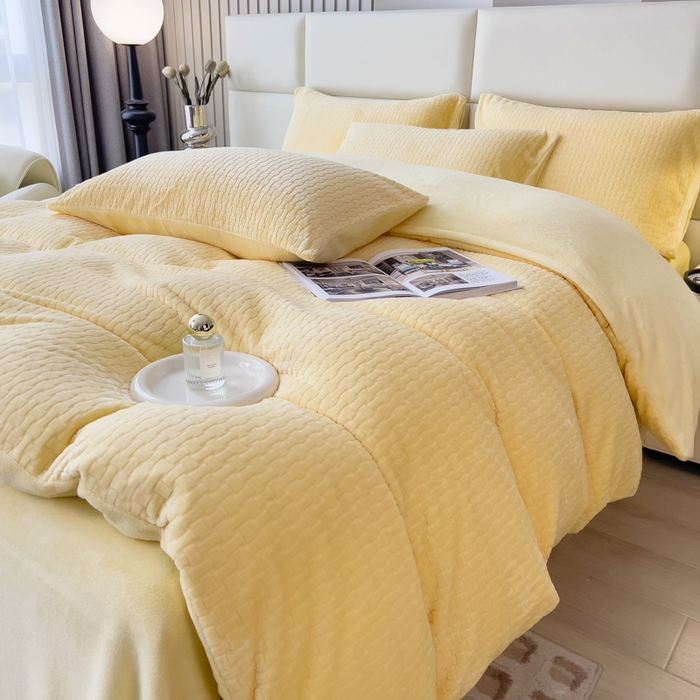 91家纺网 家纺一手货源 找家纺 印季家纺 2025新款立体剪花十字结牛奶绒四件套 亮黄