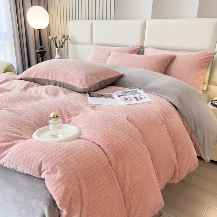 91家纺网 家纺一手货源 找家纺 印季家纺 2025新款立体剪花十字结牛奶绒四件套 豆沙-灰