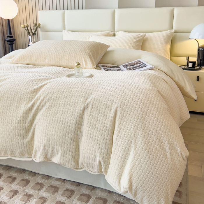 91家纺网 家纺一手货源 找家纺 印季家纺 2025新款立体剪花十字结牛奶绒四件套 奶白