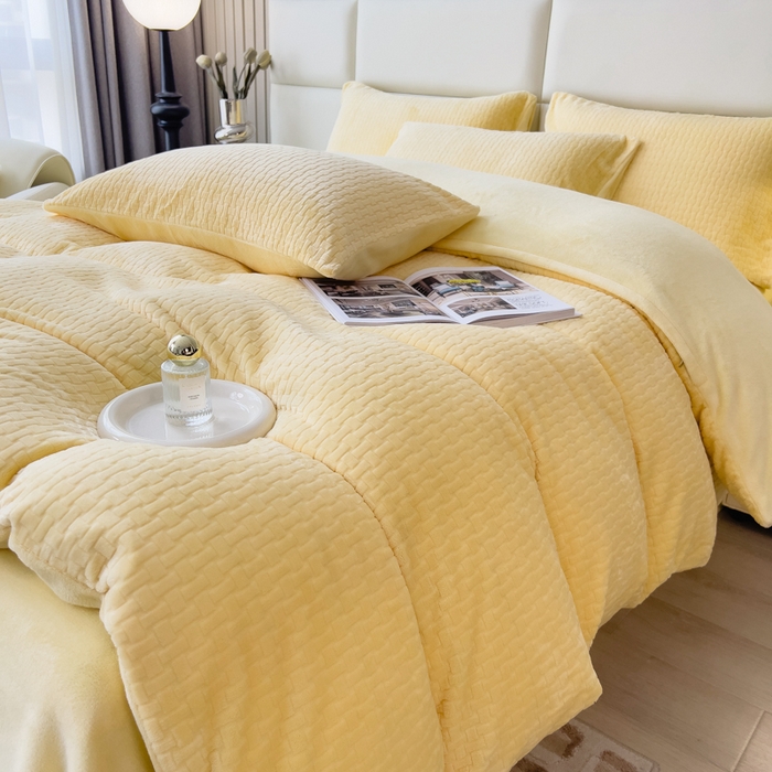 91家纺网 家纺一手货源 找家纺 印季家纺 2025新款立体剪花十字结牛奶绒四件套 亮黄