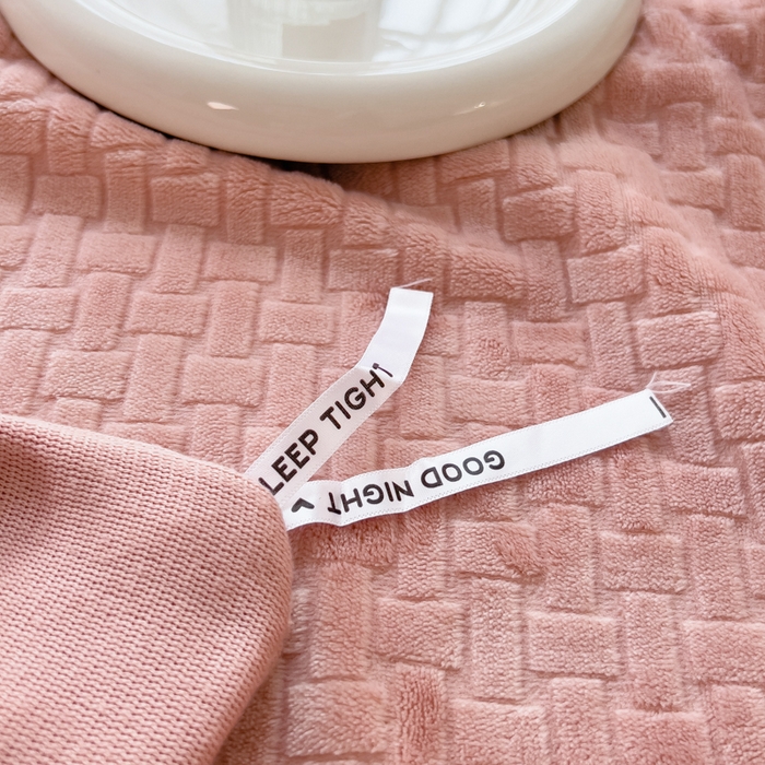 91家纺网 家纺一手货源 找家纺 印季家纺 2025新款立体剪花十字结牛奶绒四件套 豆沙