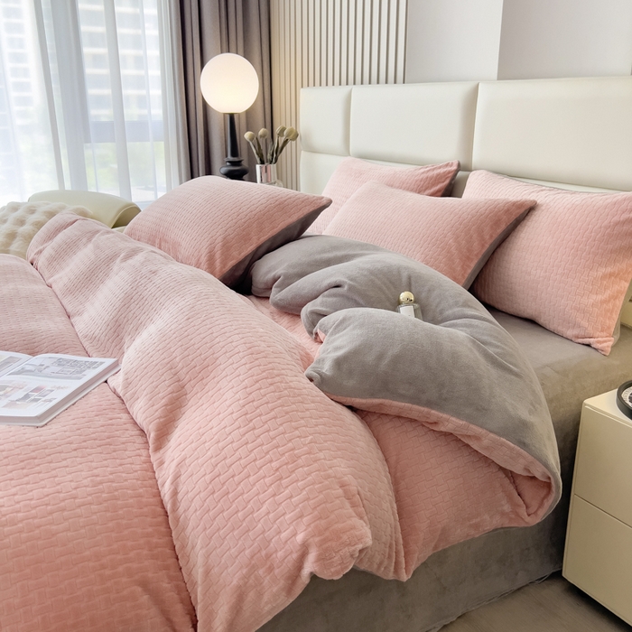 91家纺网 家纺一手货源 找家纺 印季家纺 2025新款立体剪花十字结牛奶绒四件套 豆沙-灰