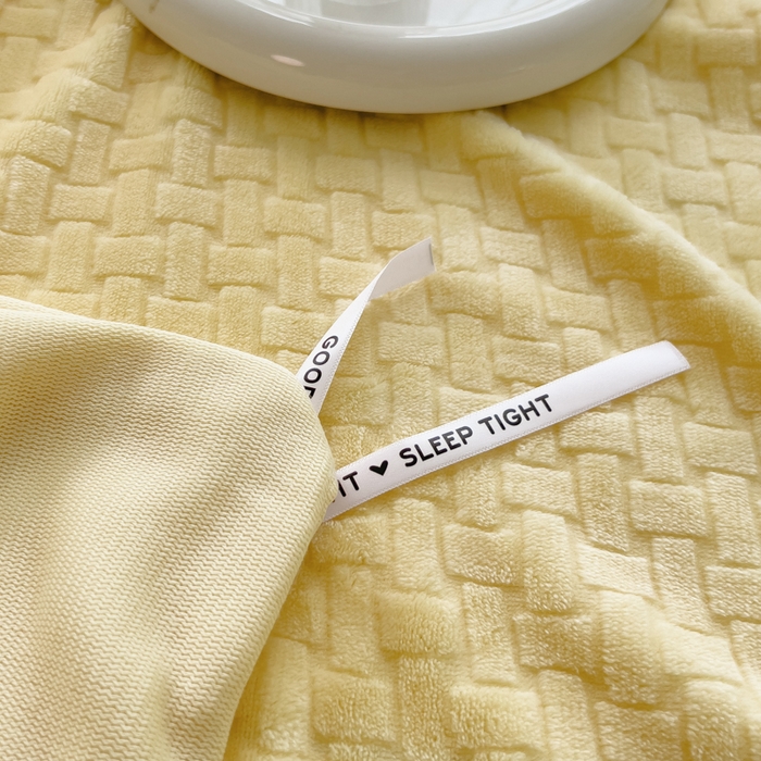 91家纺网 家纺一手货源 找家纺 印季家纺 2025新款立体剪花十字结牛奶绒四件套 亮黄