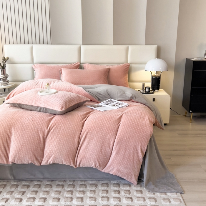 91家纺网 家纺一手货源 找家纺 印季家纺 2025新款立体剪花十字结牛奶绒四件套 豆沙-灰