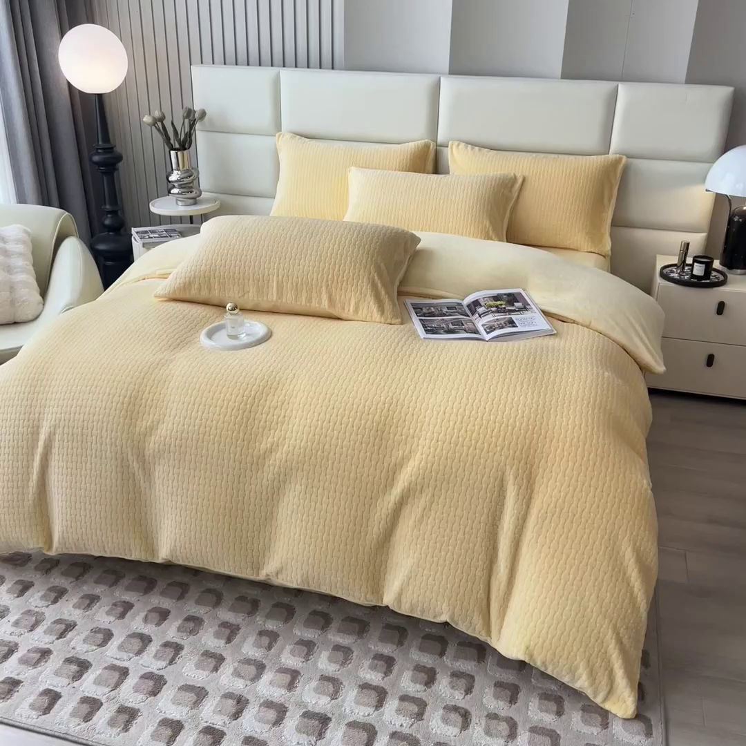 91家纺网 家纺一手货源 找家纺 印季家纺 2025新款立体剪花十字结牛奶绒四件套 亮黄