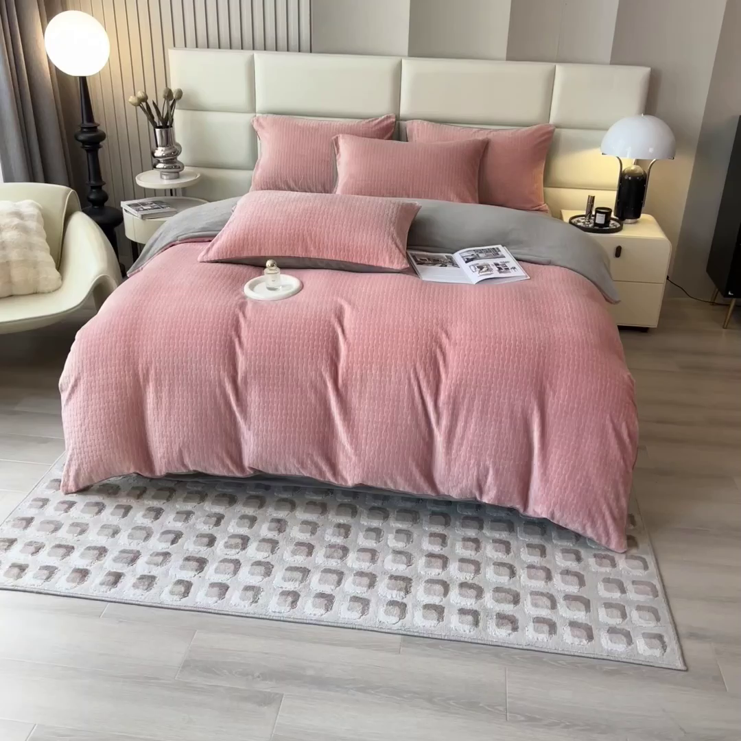 91家纺网 家纺一手货源 找家纺 印季家纺 2025新款立体剪花十字结牛奶绒四件套 豆沙-灰