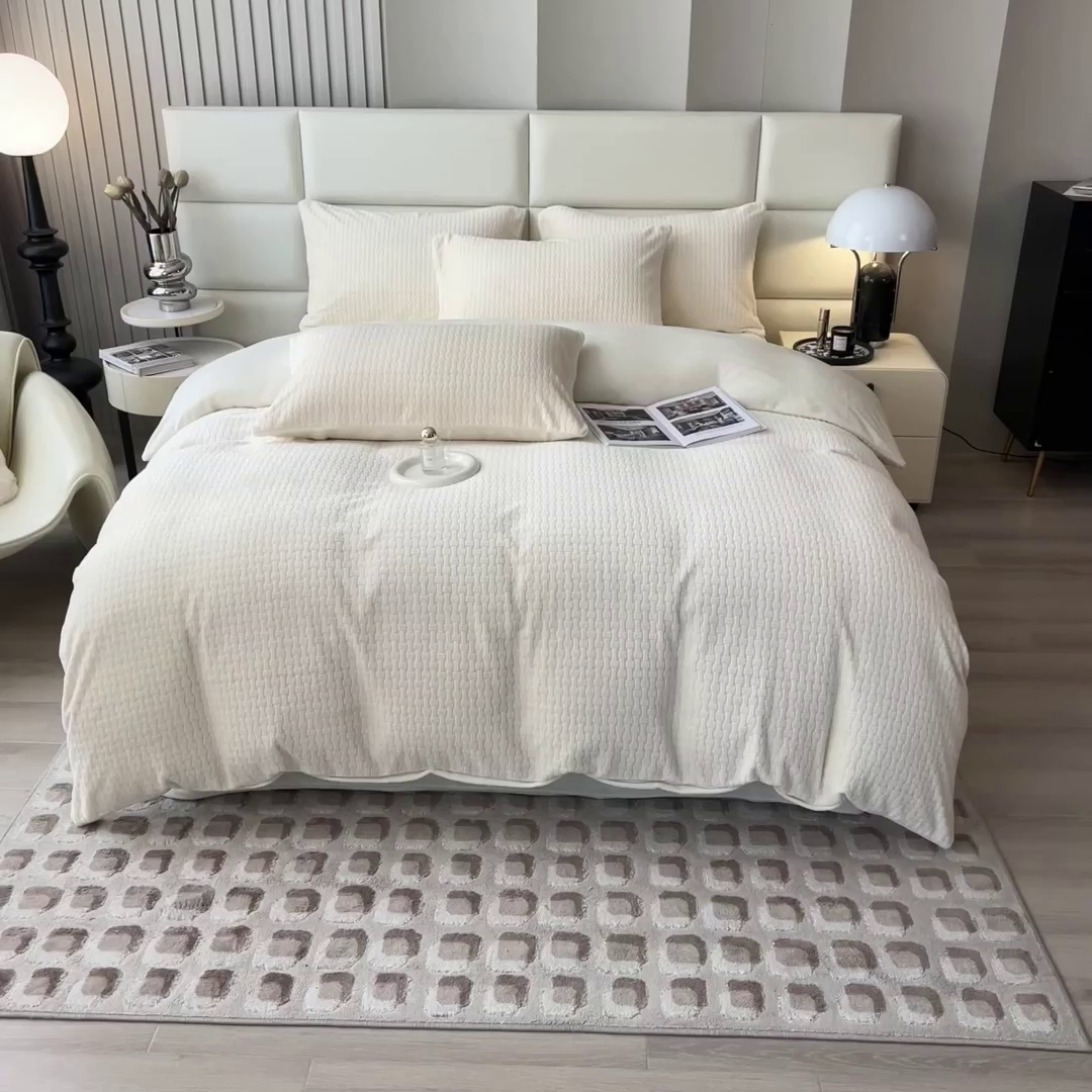 91家纺网 家纺一手货源 找家纺 印季家纺 2025新款立体剪花十字结牛奶绒四件套 奶白