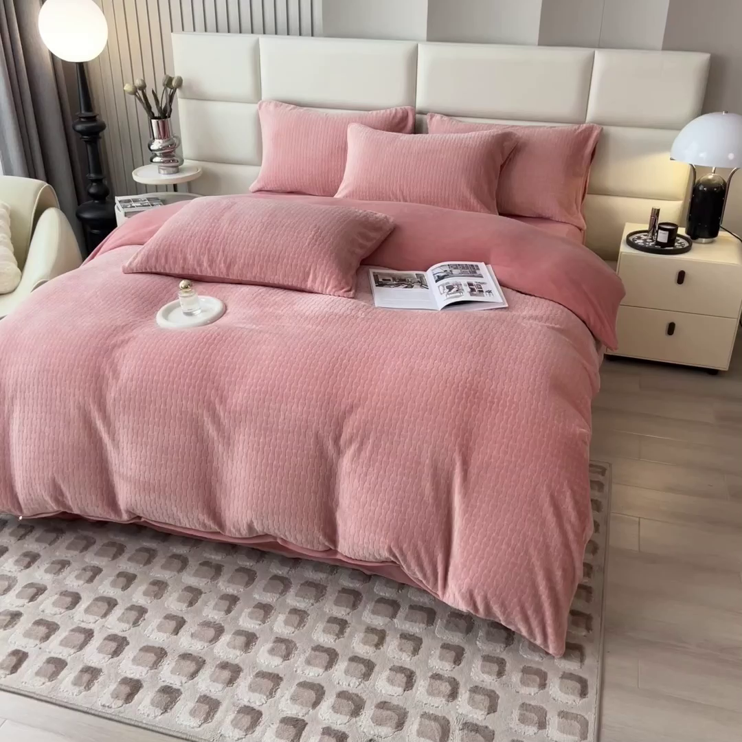 91家纺网 家纺一手货源 找家纺 印季家纺 2025新款立体剪花十字结牛奶绒四件套 豆沙