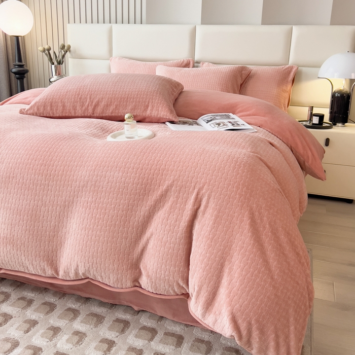 91家纺网 家纺一手货源 找家纺 印季家纺 2025新款立体剪花十字结牛奶绒四件套 豆沙