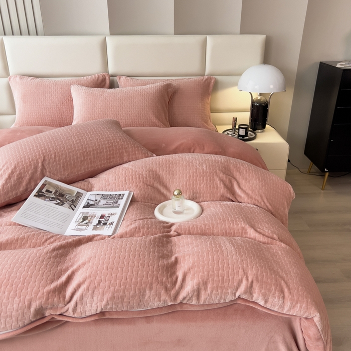 91家纺网 家纺一手货源 找家纺 印季家纺 2025新款立体剪花十字结牛奶绒四件套 豆沙