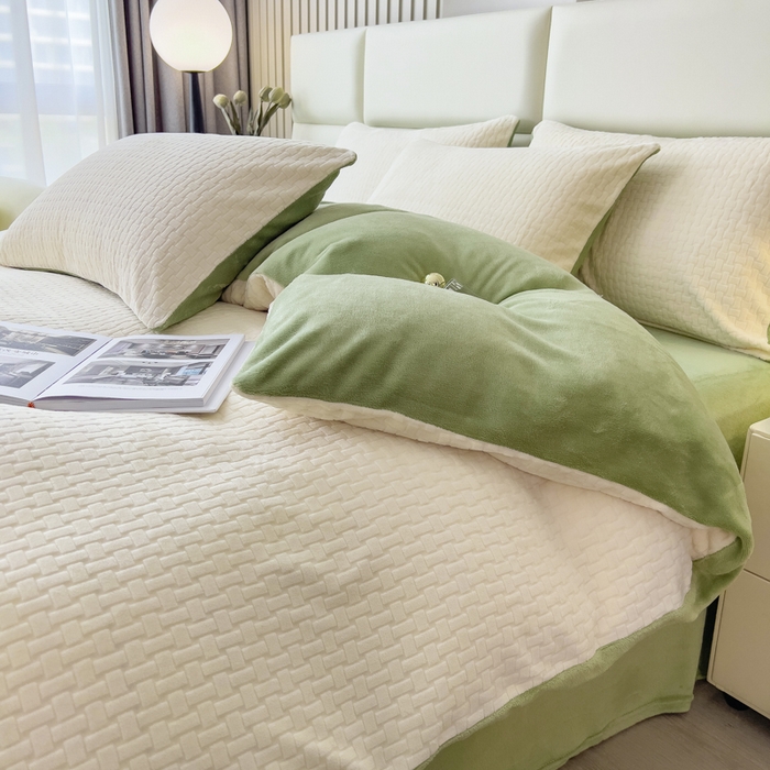 91家纺网 家纺一手货源 找家纺 印季家纺 2025新款立体剪花十字结牛奶绒四件套 奶白-草绿