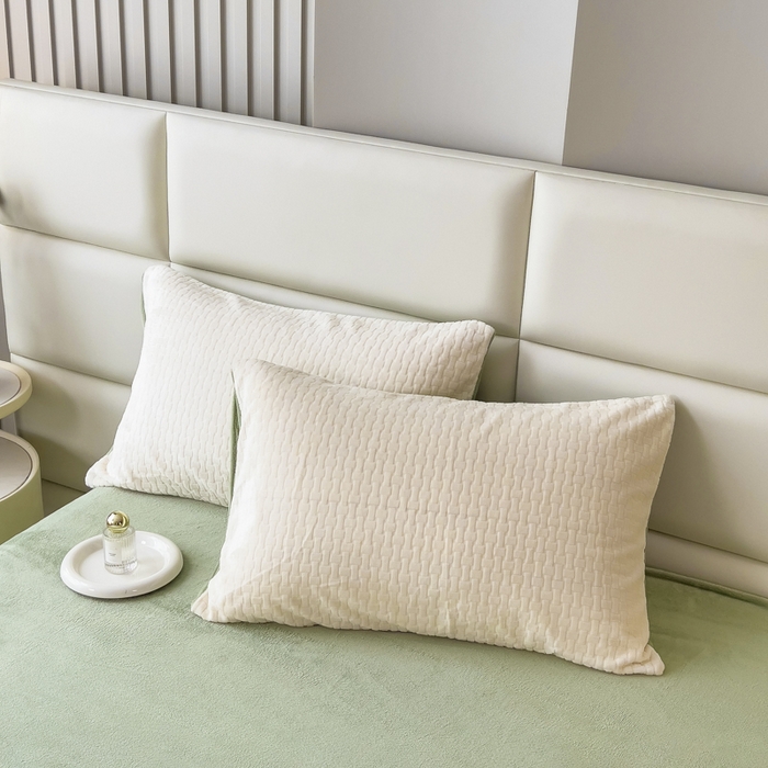 91家纺网 家纺一手货源 找家纺 印季家纺 2025新款立体剪花十字结牛奶绒四件套 奶白-草绿