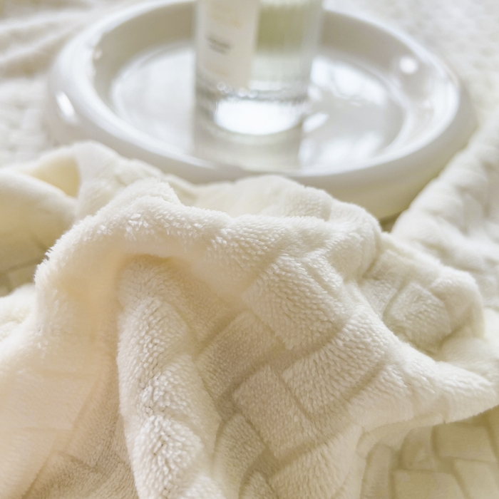 91家纺网 家纺一手货源 找家纺 印季家纺 2025新款立体剪花十字结牛奶绒四件套 奶白-草绿