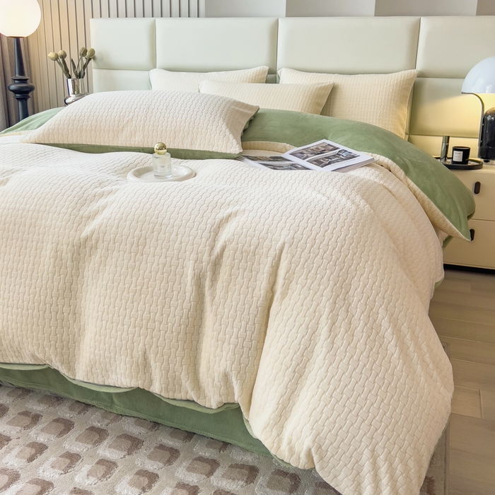 91家纺网 家纺一手货源 找家纺 印季家纺 2025新款立体剪花十字结牛奶绒四件套 奶白-草绿