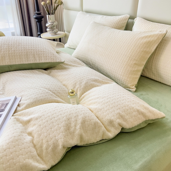 91家纺网 家纺一手货源 找家纺 印季家纺 2025新款立体剪花十字结牛奶绒四件套 奶白-草绿