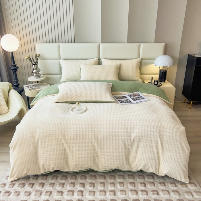 91家纺网 家纺一手货源 找家纺 印季家纺 2025新款立体剪花十字结牛奶绒四件套 奶白-草绿