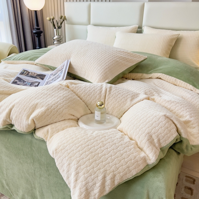 91家纺网 家纺一手货源 找家纺 印季家纺 2025新款立体剪花十字结牛奶绒四件套 奶白-草绿