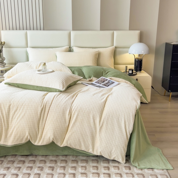 91家纺网 家纺一手货源 找家纺 印季家纺 2025新款立体剪花十字结牛奶绒四件套 奶白-草绿