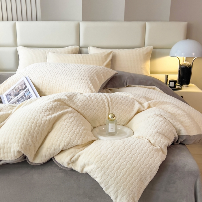 91家纺网 家纺一手货源 找家纺 印季家纺 2025新款立体剪花十字结牛奶绒四件套 奶白-灰