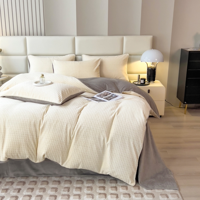 91家纺网 家纺一手货源 找家纺 印季家纺 2025新款立体剪花十字结牛奶绒四件套 奶白-灰