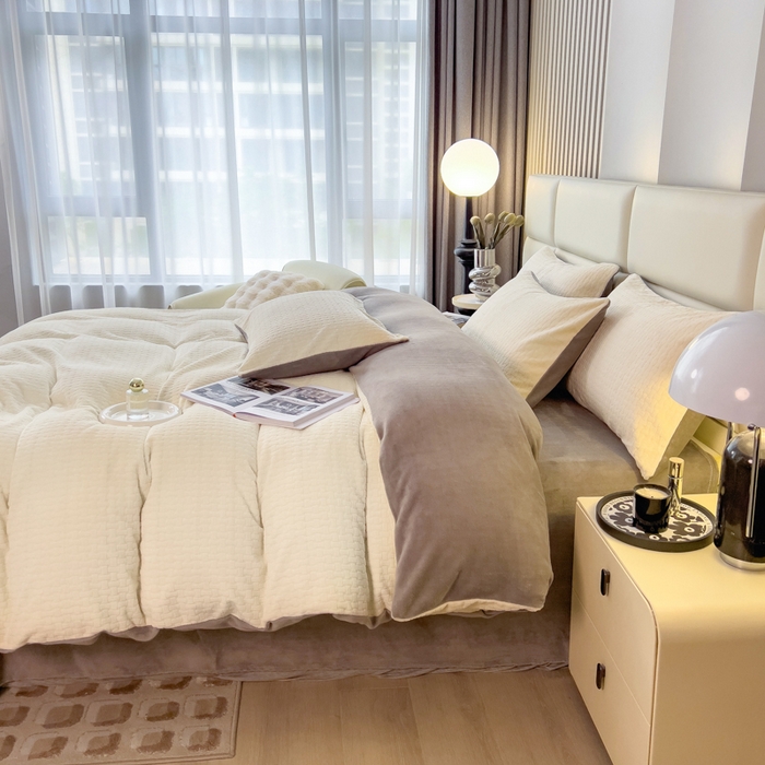 91家纺网 家纺一手货源 找家纺 印季家纺 2025新款立体剪花十字结牛奶绒四件套 奶白-灰