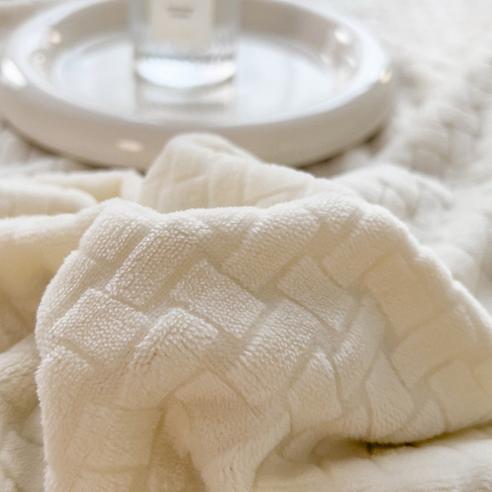 91家纺网 家纺一手货源 找家纺 印季家纺 2025新款立体剪花十字结牛奶绒四件套 奶白-灰