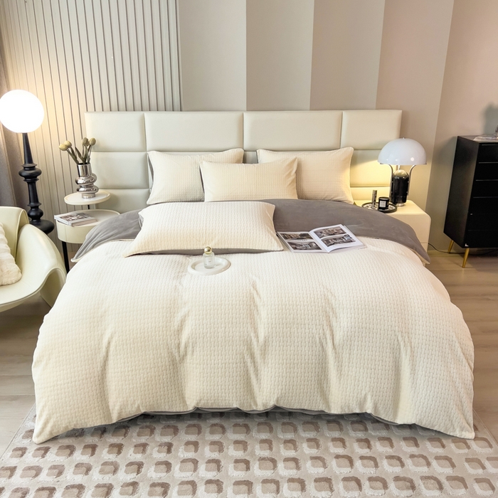 91家纺网 家纺一手货源 找家纺 印季家纺 2025新款立体剪花十字结牛奶绒四件套 奶白-灰