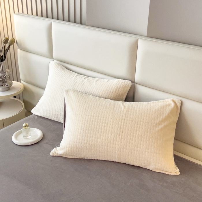 91家纺网 家纺一手货源 找家纺 印季家纺 2025新款立体剪花十字结牛奶绒四件套 奶白-灰