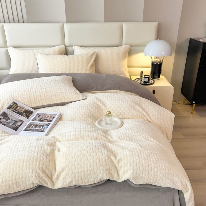 91家纺网 家纺一手货源 找家纺 印季家纺 2025新款立体剪花十字结牛奶绒四件套 奶白-灰