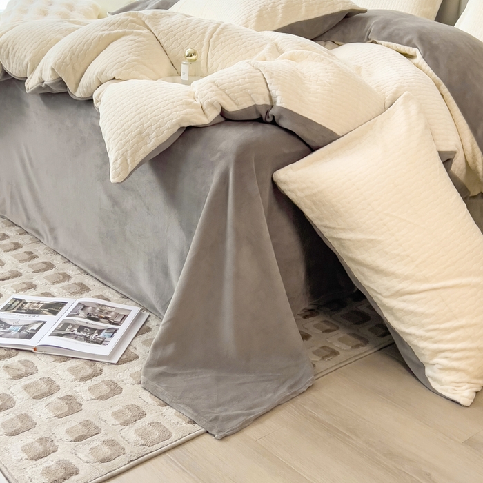 91家纺网 家纺一手货源 找家纺 印季家纺 2025新款立体剪花十字结牛奶绒四件套 奶白-灰