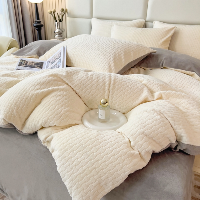 91家纺网 家纺一手货源 找家纺 印季家纺 2025新款立体剪花十字结牛奶绒四件套 奶白-灰