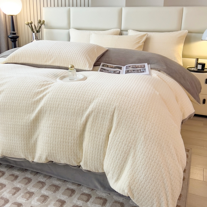 91家纺网 家纺一手货源 找家纺 印季家纺 2025新款立体剪花十字结牛奶绒四件套 奶白-灰