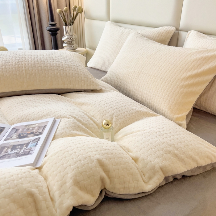 91家纺网 家纺一手货源 找家纺 印季家纺 2025新款立体剪花十字结牛奶绒四件套 奶白-灰