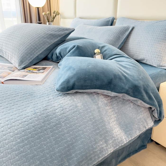 91家纺网 家纺一手货源 找家纺 印季家纺 2025新款立体剪花十字结牛奶绒四件套 蓝灰