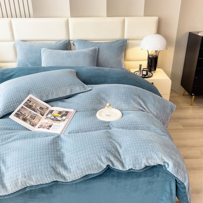 91家纺网 家纺一手货源 找家纺 印季家纺 2025新款立体剪花十字结牛奶绒四件套 蓝灰