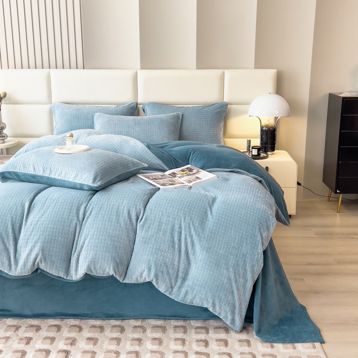 91家纺网 家纺一手货源 找家纺 印季家纺 2025新款立体剪花十字结牛奶绒四件套 蓝灰