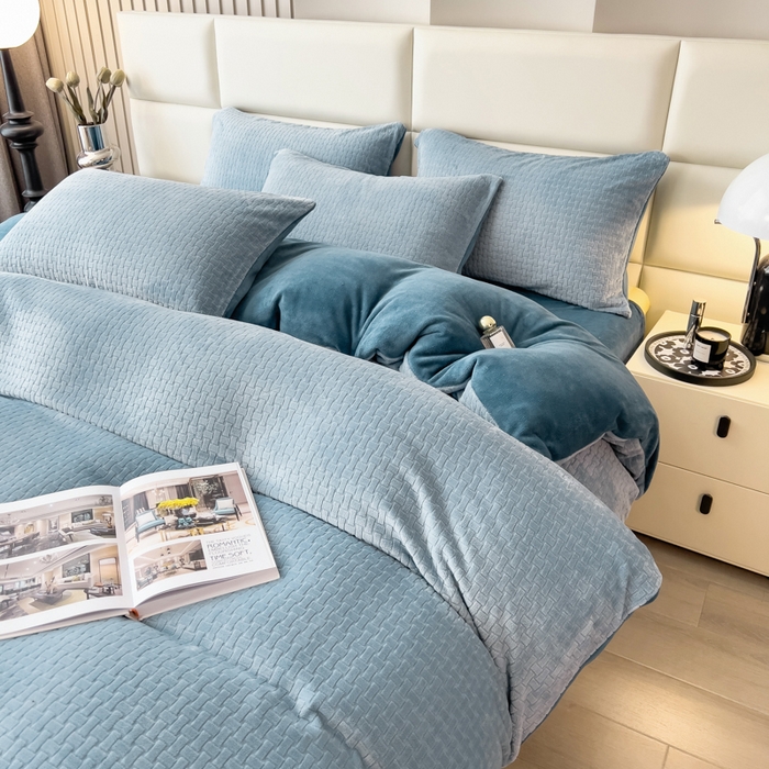 91家纺网 家纺一手货源 找家纺 印季家纺 2025新款立体剪花十字结牛奶绒四件套 蓝灰