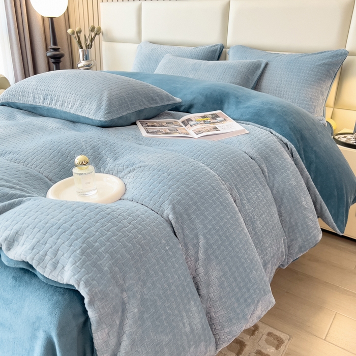 91家纺网 家纺一手货源 找家纺 印季家纺 2025新款立体剪花十字结牛奶绒四件套 蓝灰