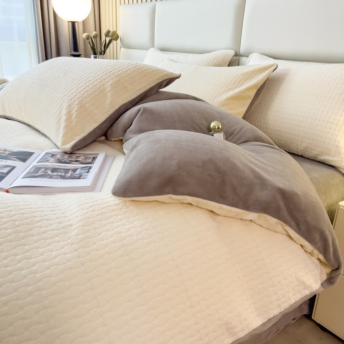 91家纺网 家纺一手货源 找家纺 印季家纺 2025新款立体剪花十字结牛奶绒四件套 奶白-灰