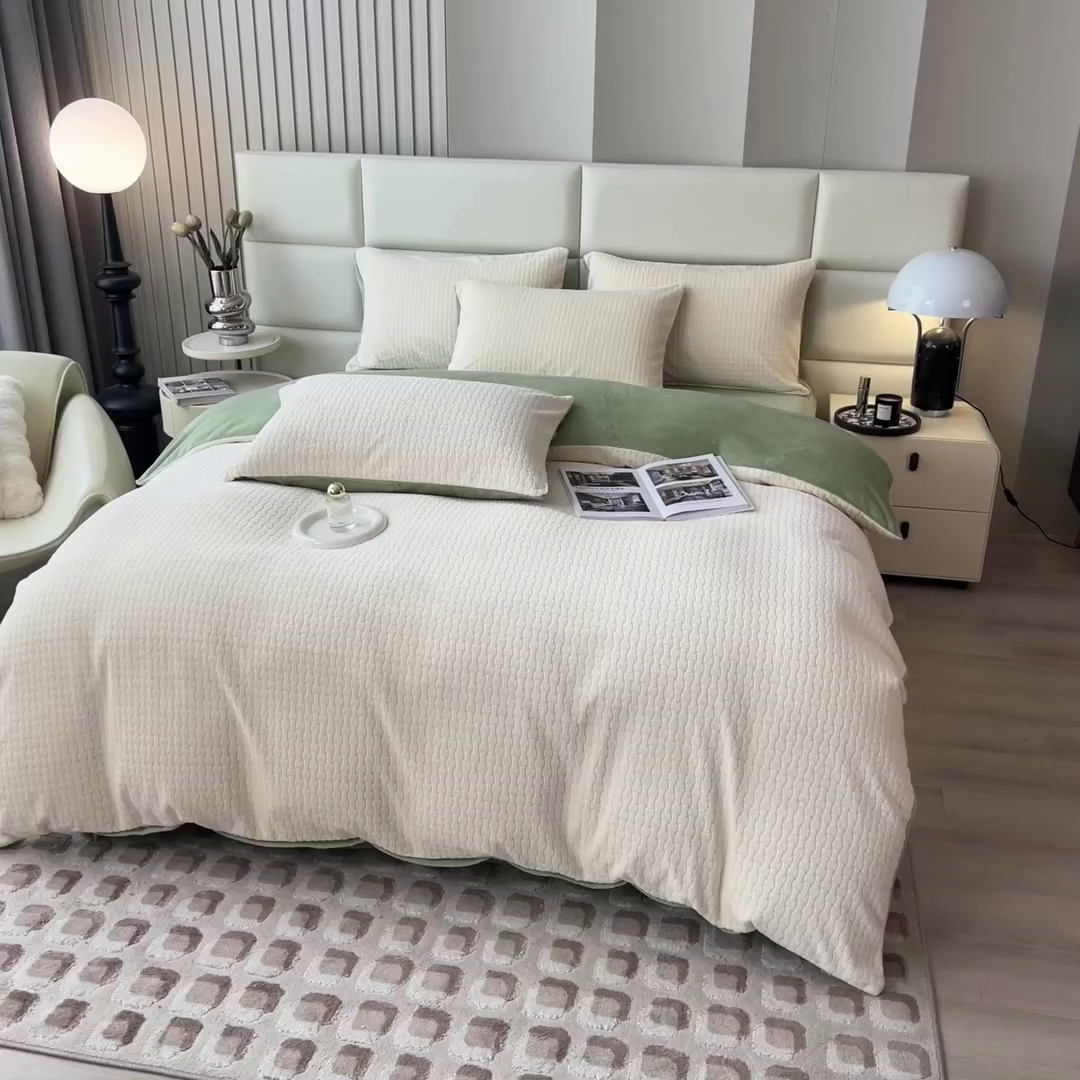 91家纺网 家纺一手货源 找家纺 印季家纺 2025新款立体剪花十字结牛奶绒四件套 奶白-草绿