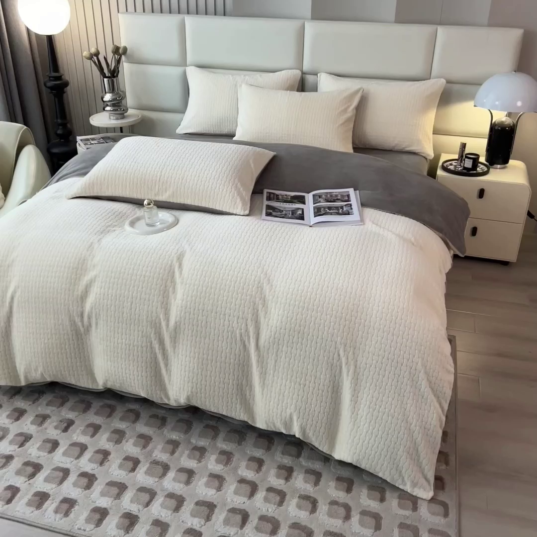 91家纺网 家纺一手货源 找家纺 印季家纺 2025新款立体剪花十字结牛奶绒四件套 奶白-灰