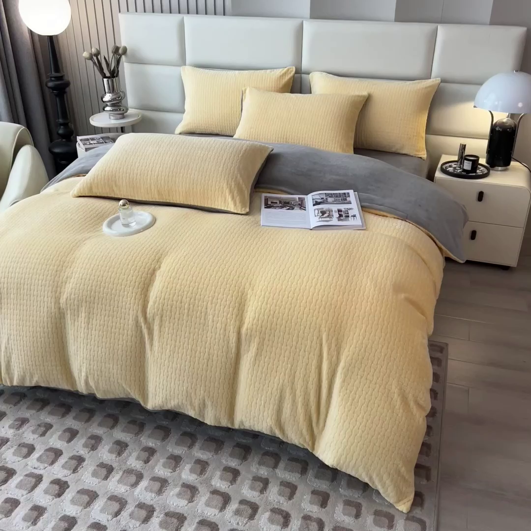 91家纺网 家纺一手货源 找家纺 印季家纺 2025新款立体剪花十字结牛奶绒四件套 亮黄-灰