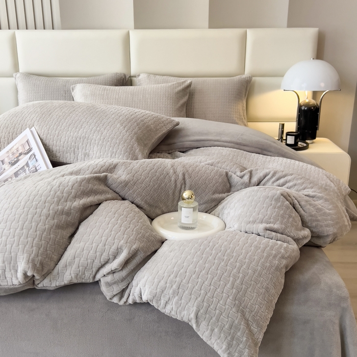 91家纺网 家纺一手货源 找家纺 印季家纺 2025新款立体剪花十字结牛奶绒四件套 高级灰