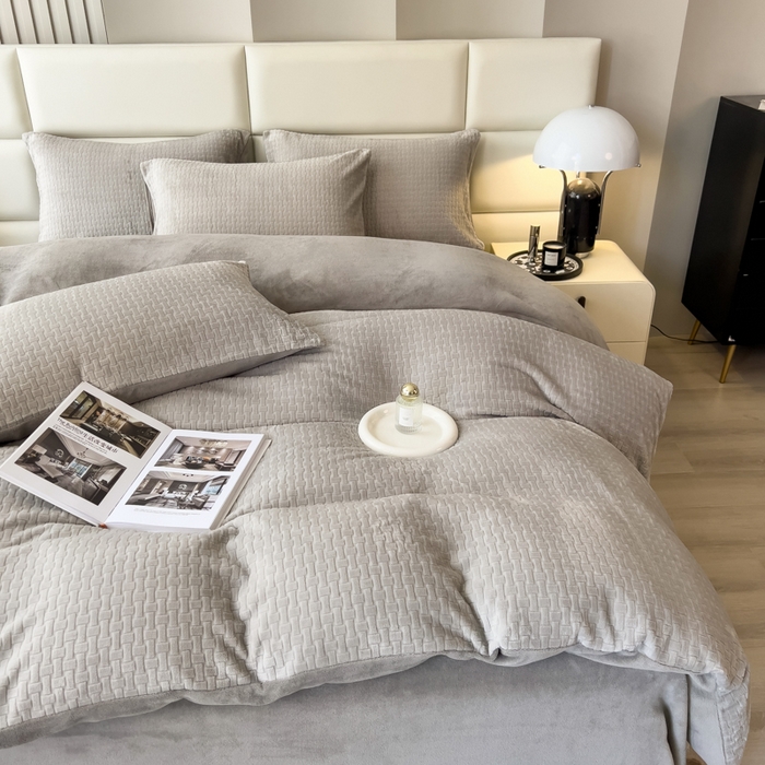 91家纺网 家纺一手货源 找家纺 印季家纺 2025新款立体剪花十字结牛奶绒四件套 高级灰