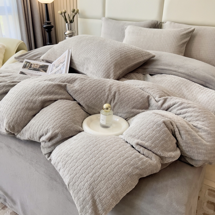 91家纺网 家纺一手货源 找家纺 印季家纺 2025新款立体剪花十字结牛奶绒四件套 高级灰