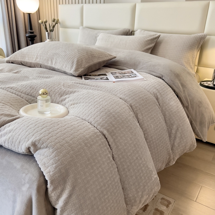 91家纺网 家纺一手货源 找家纺 印季家纺 2025新款立体剪花十字结牛奶绒四件套 高级灰