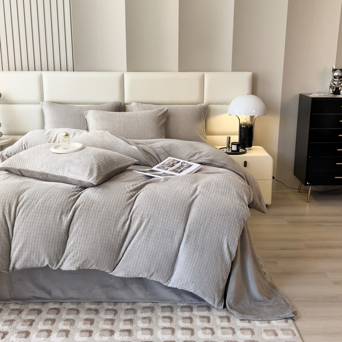 91家纺网 家纺一手货源 找家纺 印季家纺 2025新款立体剪花十字结牛奶绒四件套 高级灰