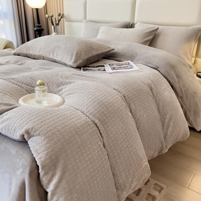 91家纺网 家纺一手货源 找家纺 印季家纺 2025新款立体剪花十字结牛奶绒四件套 高级灰