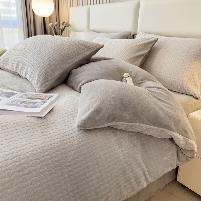 91家纺网 家纺一手货源 找家纺 印季家纺 2025新款立体剪花十字结牛奶绒四件套 高级灰