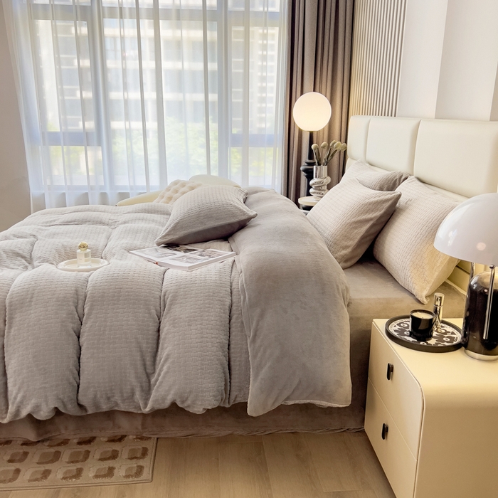 91家纺网 家纺一手货源 找家纺 印季家纺 2025新款立体剪花十字结牛奶绒四件套 高级灰